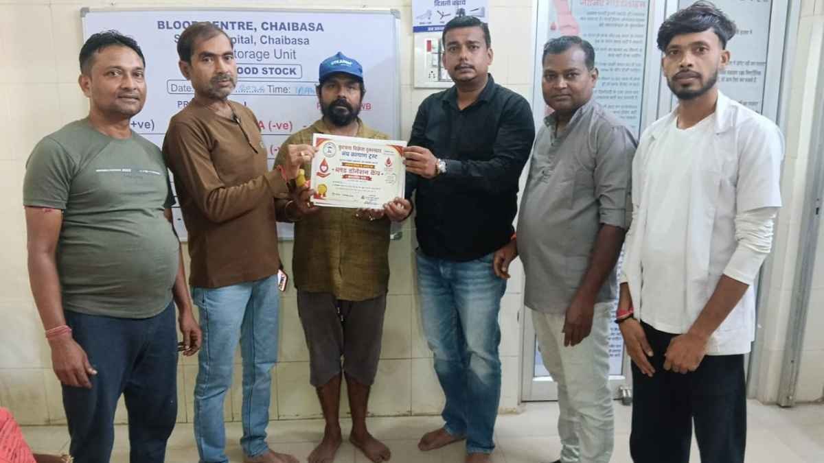 Chaibasa footpath vendors donate 25 units of blood at Sadar Hospital camp