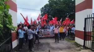 CPI(ML) workers and villagers stage a protest outside Nawadih OP