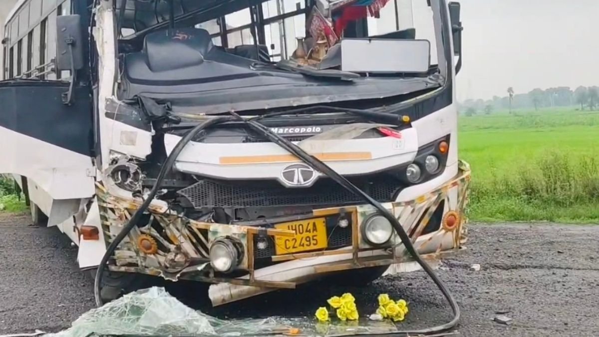 Pakur Bus-Truck Collision Leaves Driver Injured, Several Passengers Hurt