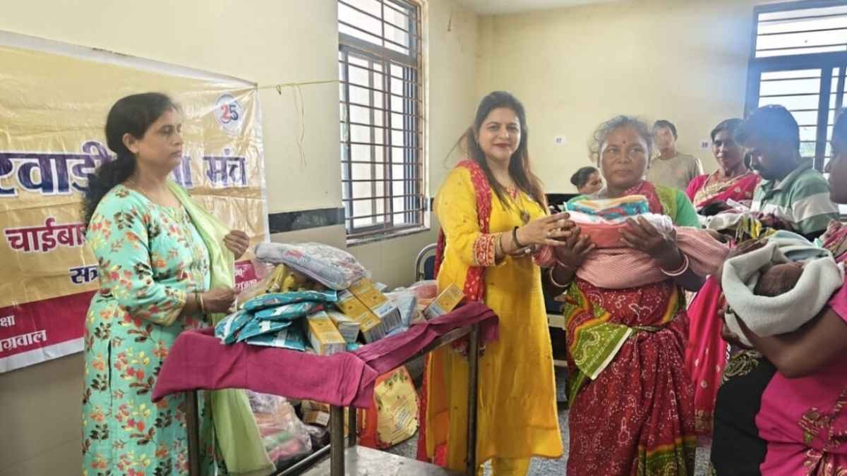 Marwari Yuva Manch Jagriti members distribute gifts to newborns at Chaibasa Sadar Hospital