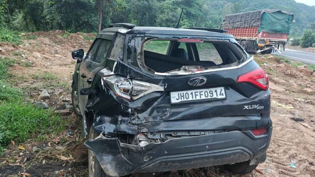 Mahindra XUV300 damaged in the Chutupalu Valley trailer accident in Ramgarh
