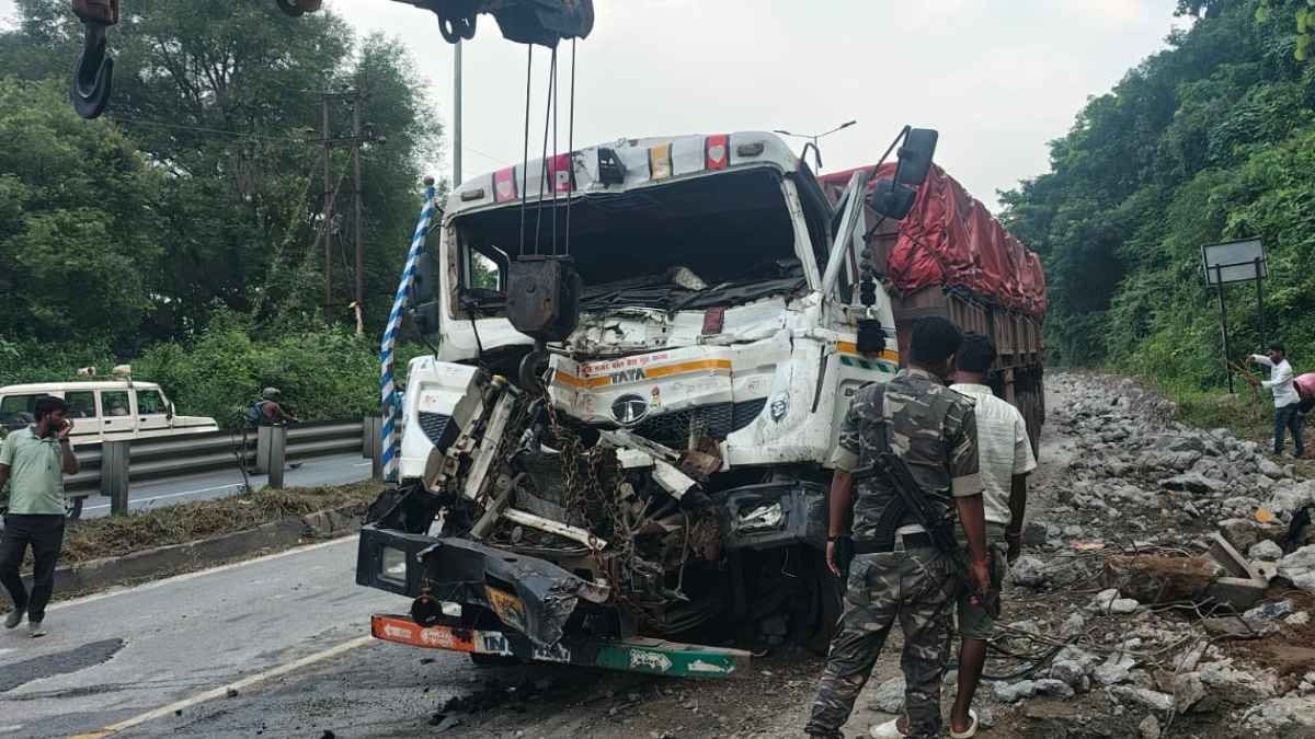 Uncontrolled trailer kills biker after hitting several vehicles in Ramgarh’s Chutupalu Valley