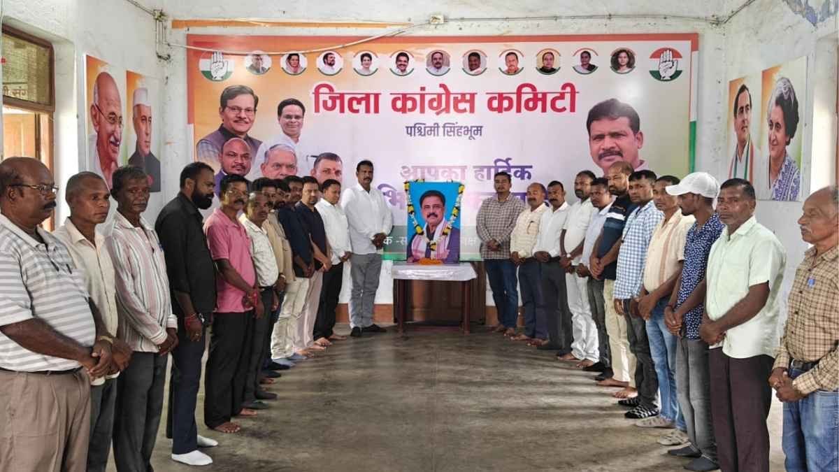 Congress workers observe a condolence meeting at the West Singhbhum district Congress office in Chaibasa