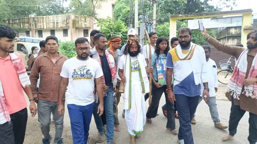 Students and supporters take part in the JPSC JSSC recruitment reform yatra in Chaibasa