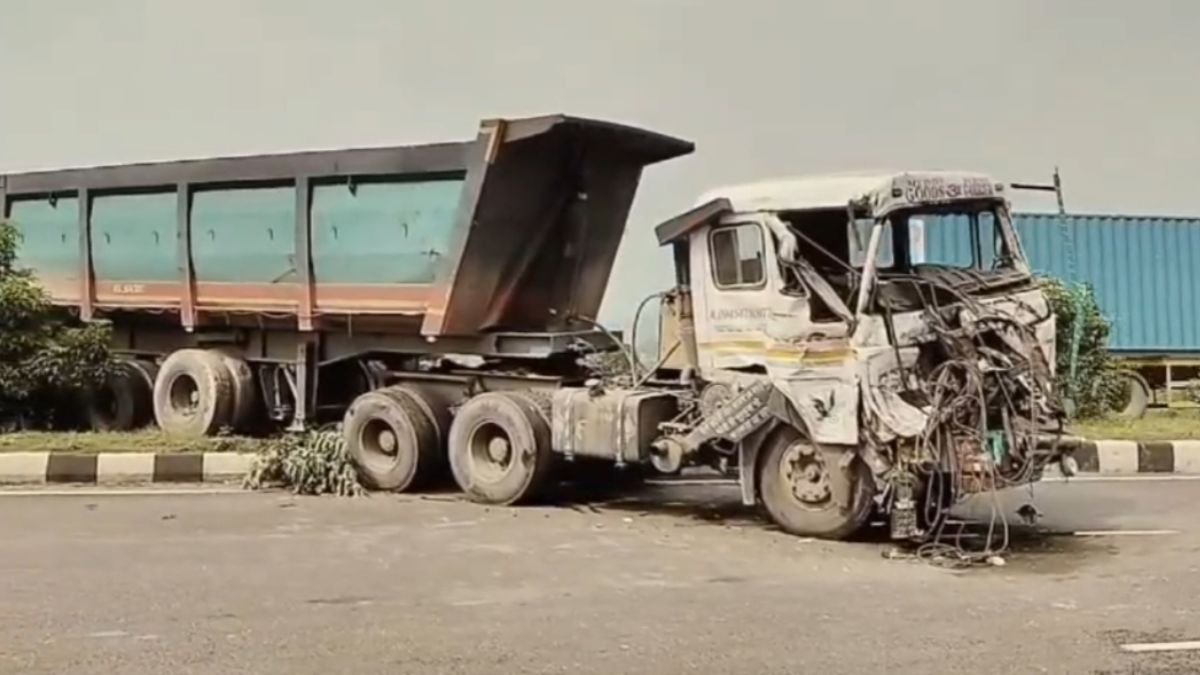 Dhanbad Road Accident: Truck-Hyva Collision on NH Near Ledatand, Driver Injured