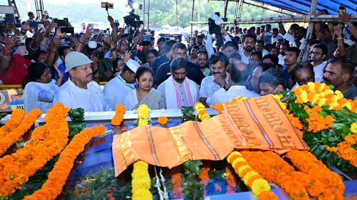 Hemant Soren Pays Tribute to Sudivya Kumar Sonu in Giridih, Kalpana Soren Joins Condolences