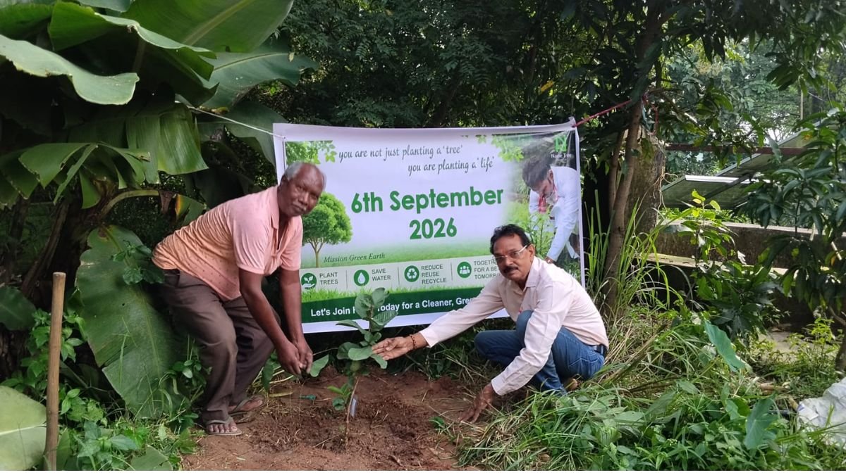 Khunti: Vihangam Yog Sant Samaj Organises Plantation Drive on Sant Namdev Ji Maharaj’s Birth Anniversary