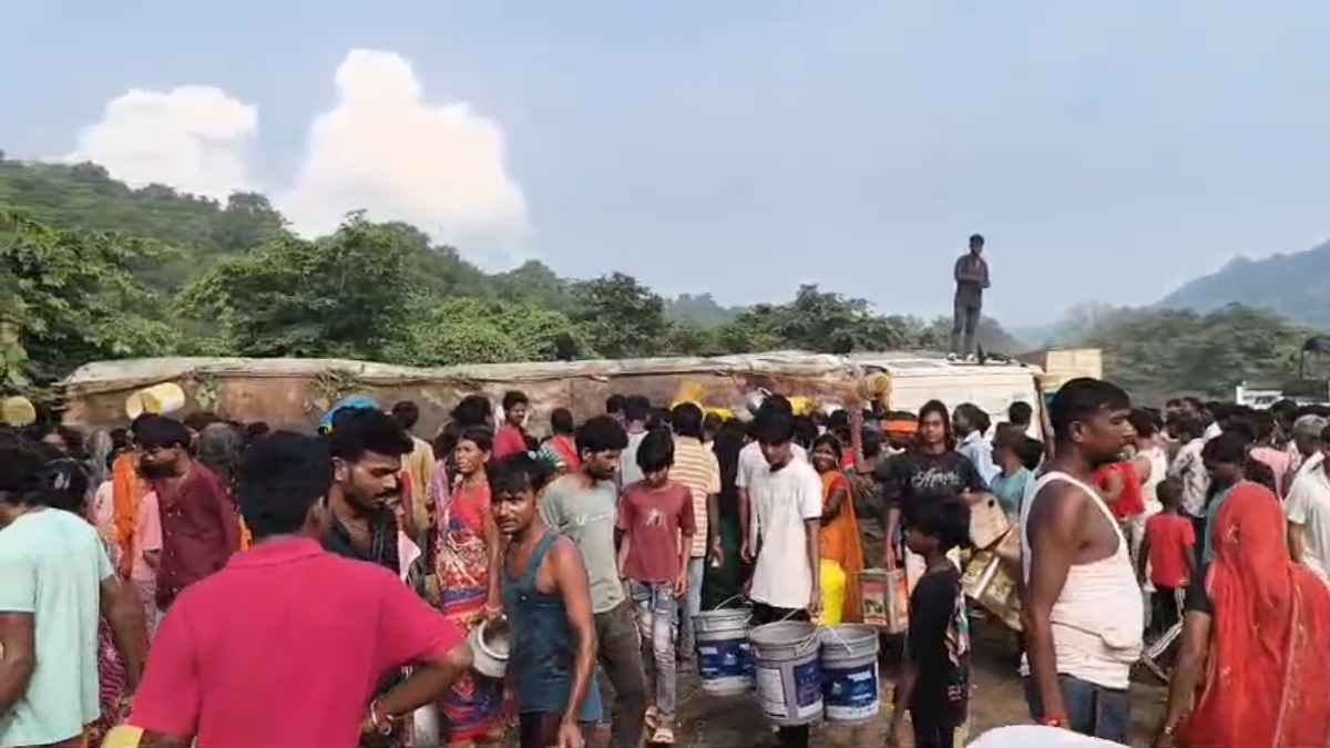 Refined oil tanker overturns in Koderma Valley as villagers collect leaking oil
