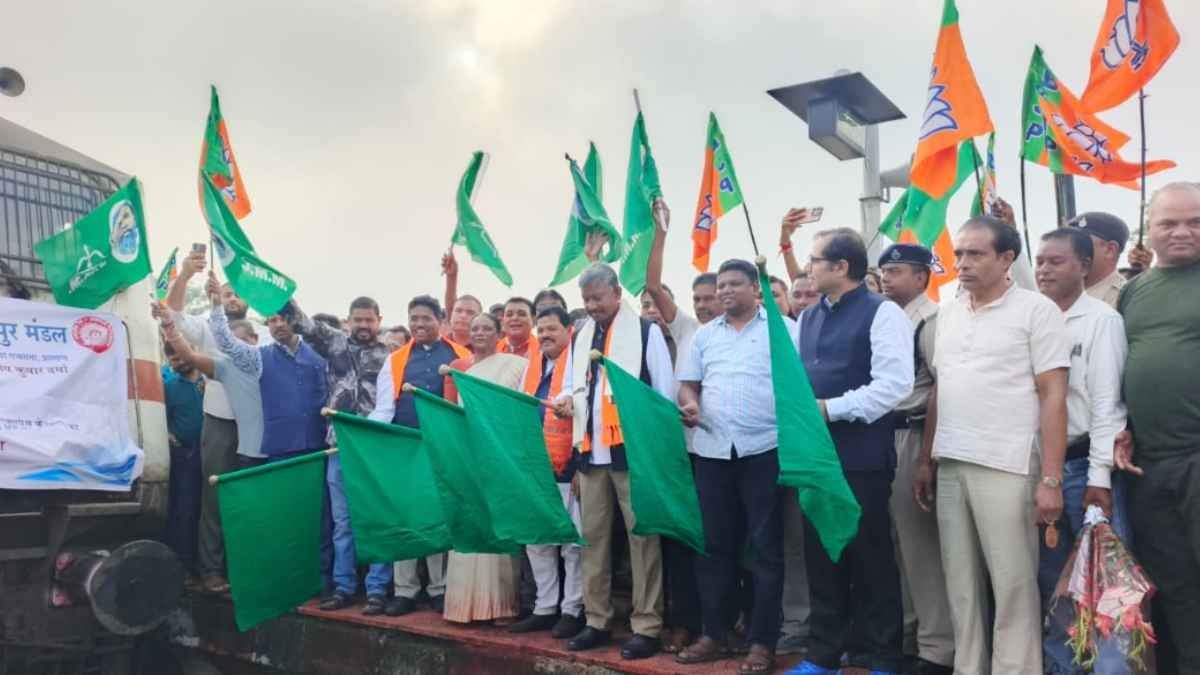 Tatanagar Ernakulam Express begins halt at Manoharpur after long-standing demand