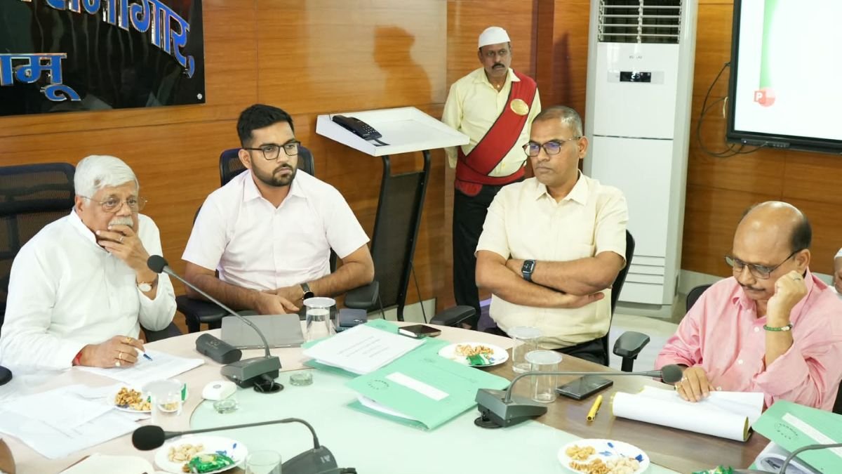 Palamu MP Orders Road Potholes to Be Repaired Within One Week