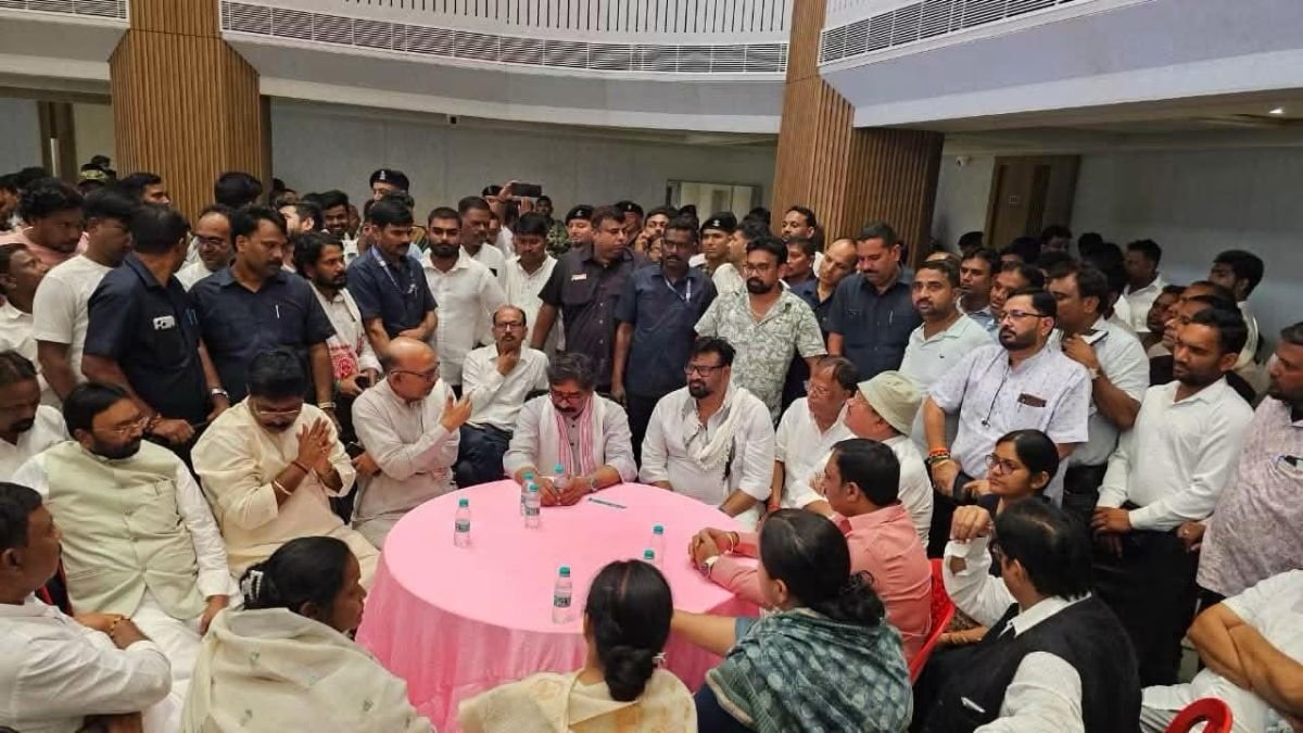 Jharkhand Assembly Speaker Rabindra Nath Mahato Pays Tribute to Sudivya Kumar in Giridih