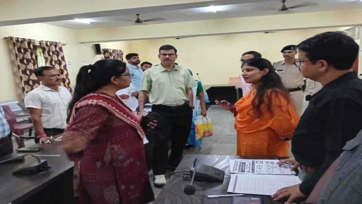 SIR-2026 review in Ghatshila focuses on voter verification and timely disposal of claims