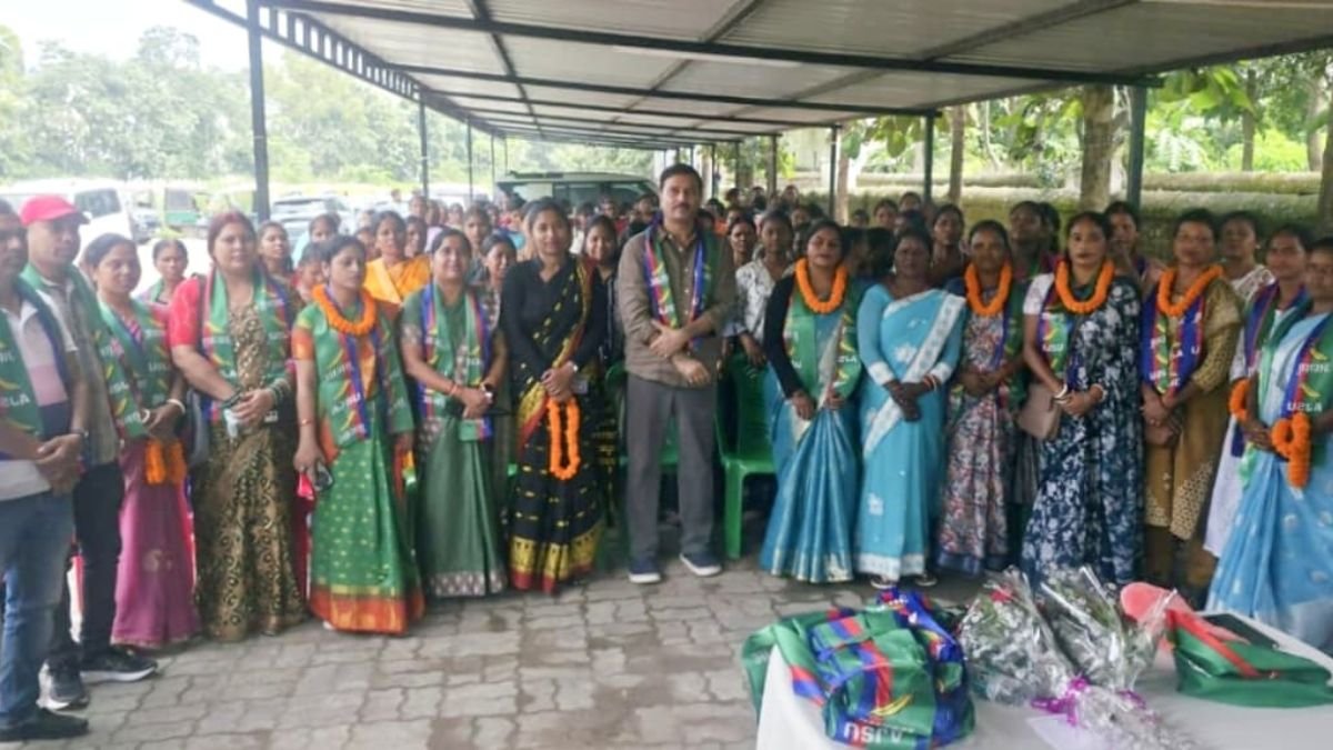 Sudesh Kumar Mahto addressing women during a dialogue and membership programme in Ranchi