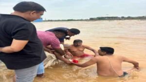 Family members perform asthi visarjan rituals in the Barakar River after Sudivya Kumar Sonu’s funeral
