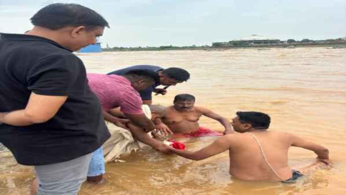 Sudivya Kumar Sonu’s son performs asthi visarjan in Barakar River